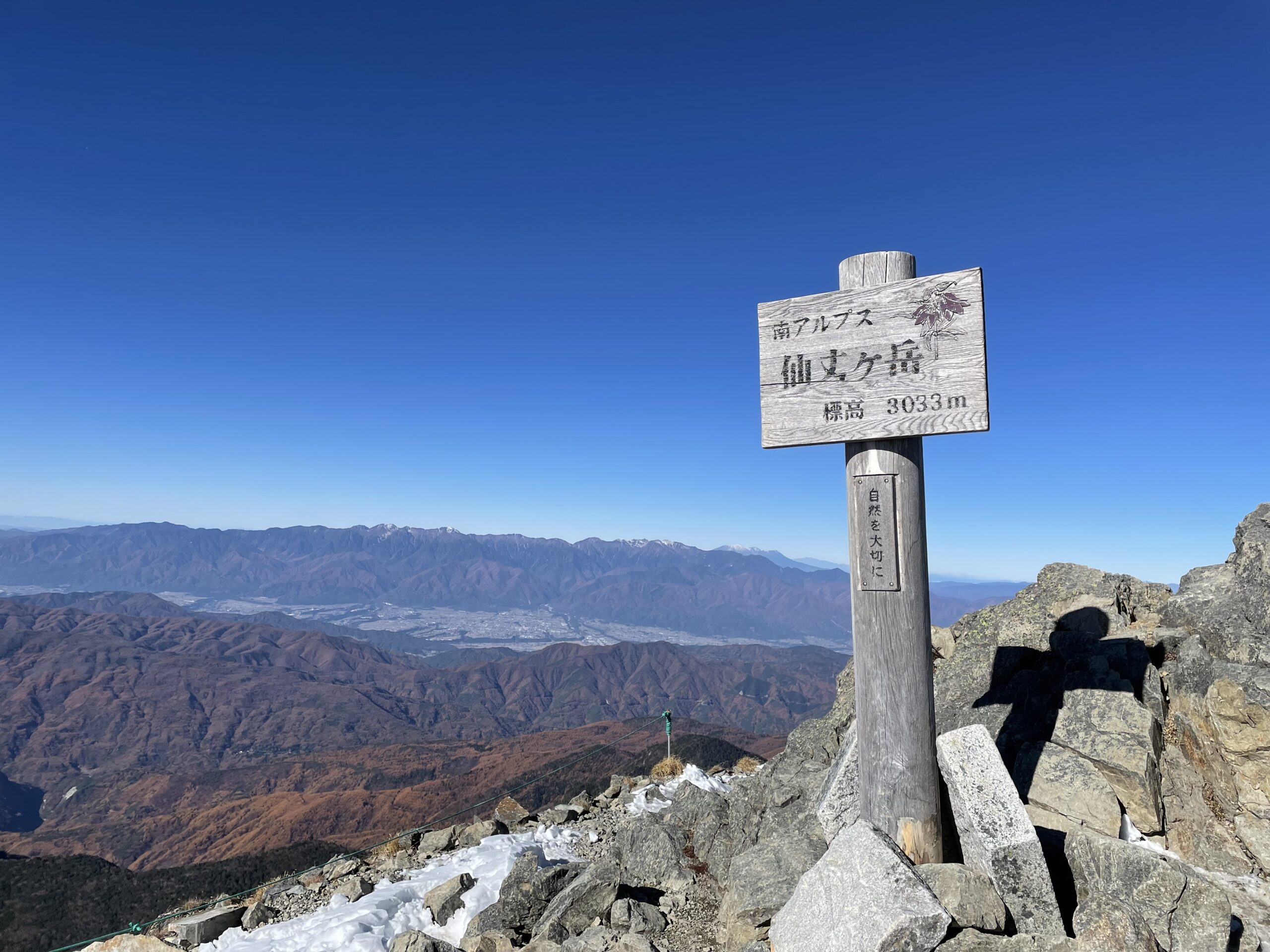 仙丈ヶ岳の山頂、奥は中央アルプス